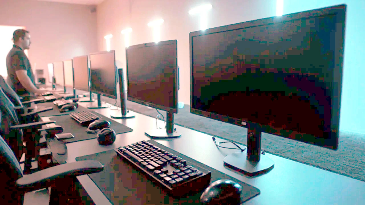 Team practice room with five workstations